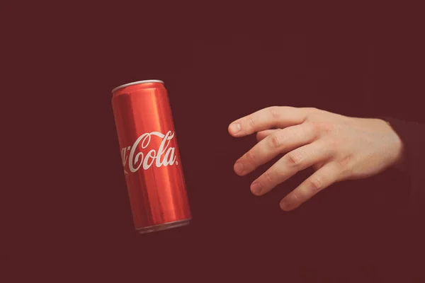 Kaliningrad Russia Március 2021 Kézfogás Coca Cola Doboz Piros Háttér — Stock Fotó