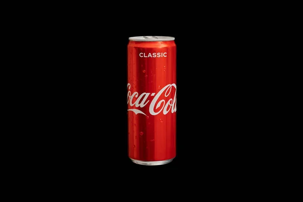 Kaliningrad Ρωσία Μαρτίου 2021 Coca Cola Μπορεί Μαύρο Φόντο Κλασικό — Φωτογραφία Αρχείου
