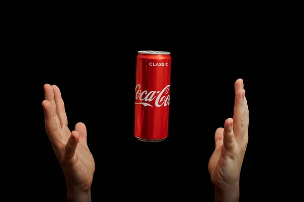 Kaliningrad Russie Mars 2021 Les Mains Attrapent Coca Cola Can — Photo