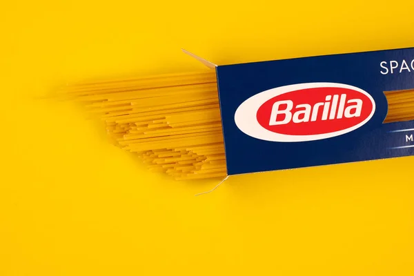 Kaliningrad Rusland 2021 Barilla Spaghetti Pakje Gele Achtergrond Spaghetti Master — Stockfoto