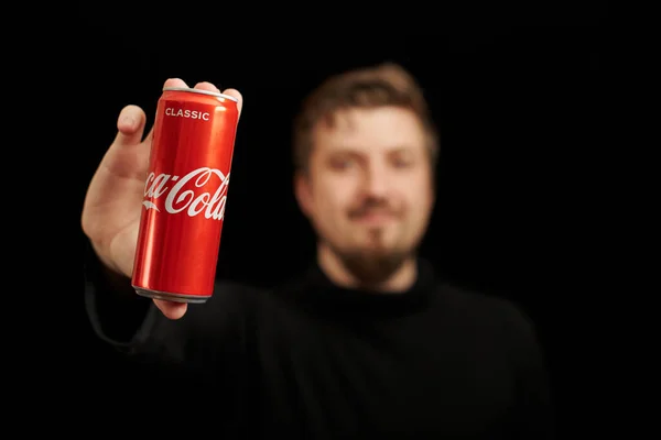 Kaliningrad Russia Március 2021 Fiatal Srác Coca Cola Lehet Kezében — Stock Fotó
