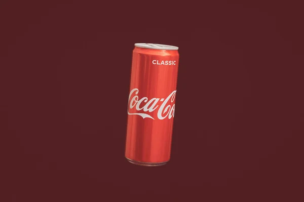 加里宁格勒 罗萨州 2021年3月13日 可口可乐可以 红色背景 经典的可乐罐碳酸饮料由可口可乐公司制造 — 图库照片