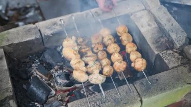 Mantar kebabı, taşralı kömür kuyusunda metal şişler üzerinde kızartılıyor. Sahne, açık havada yükselen dumanlı şişleri ayarlayan elleri yakalıyor