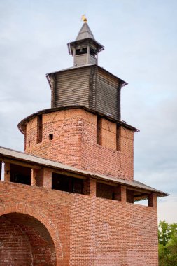Kırmızı tuğla kule Nizhny Novgorod Kremlin 'in içinde duruyor. Bulutlu gökyüzü tarihi çekiciliği artırarak yapıya kontrastı ekliyor. Aşağıdan perspektif yüksekliği vurgular