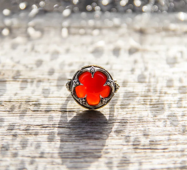 Anillo de plata con una piedra roja —  Fotos de Stock