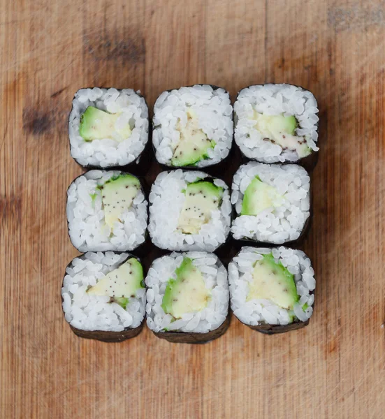 avokado ve pirinç ile rulo