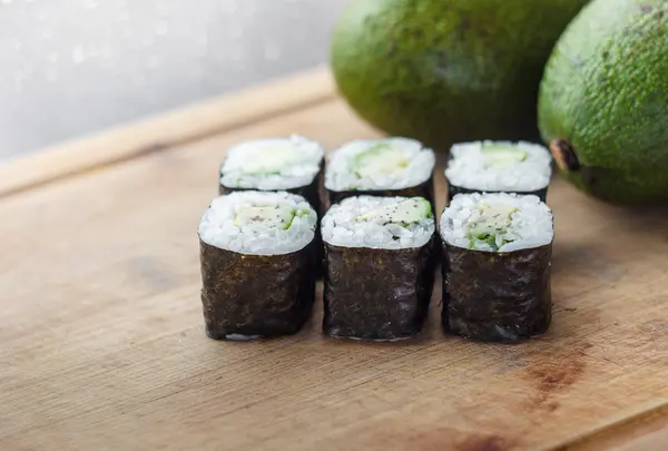 avokado ve pirinç ile rulo