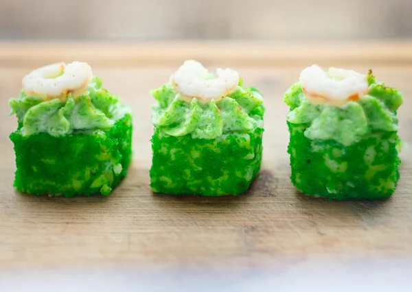 karides ve kırmızı havyar ile rulo