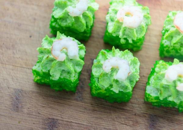 karides ve kırmızı havyar ile rulo