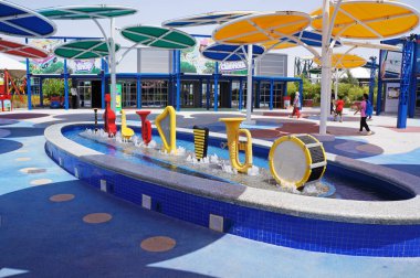 BAE, DUBAI - 16 Temmuz 2018: Lego müzik enstrümanları açık hava legoland