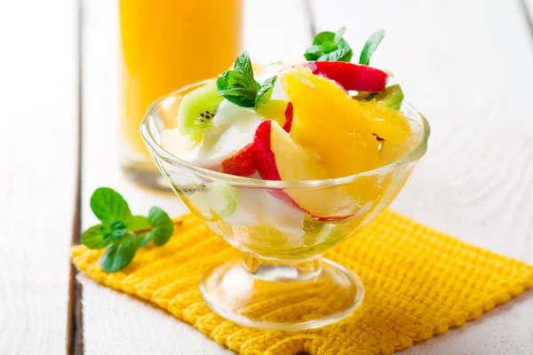 Jogurt ovocný salát. — Stock fotografie