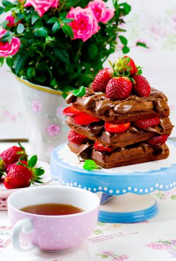 Nutella ve çilek ile waffle