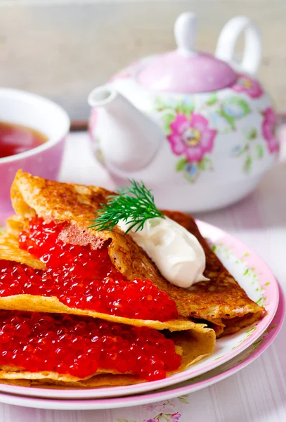 Buchweizen-Pfannkuchen mit Kaviar — Stockfoto