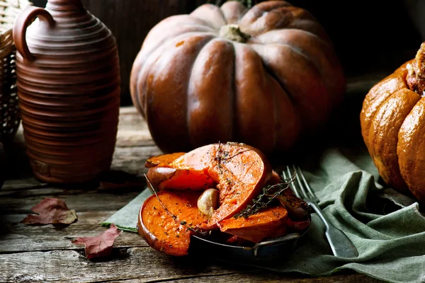 Gebackener Kürbis mit Kräutern — Stockfoto