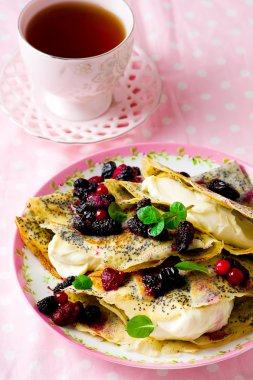  krem peynir ve meyve ile Pancakes