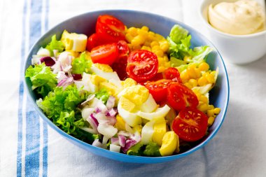 Vejetaryen Cobb salatası.