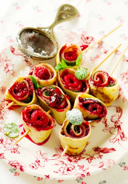 Pfannkuchenrolle mit Himbeere — Stockfoto