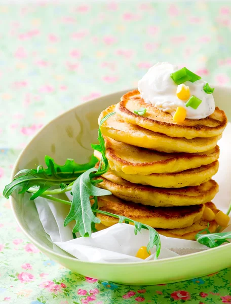 Majs fritters med gräddfil — Stockfoto