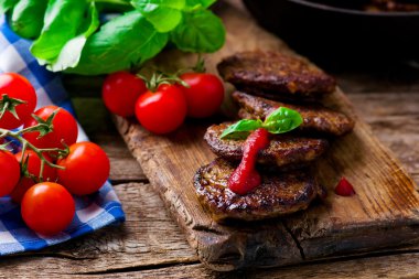 domates soslu bir karaciğere gelen börek