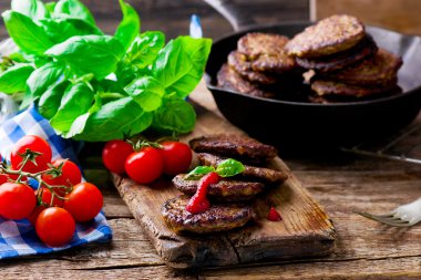 domates soslu bir karaciğere gelen börek