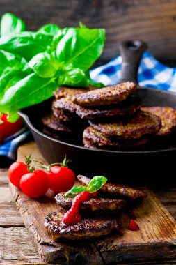 domates soslu bir karaciğere gelen börek