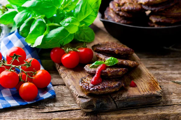 Krapfen aus der Leber mit Tomatensauce — Stockfoto