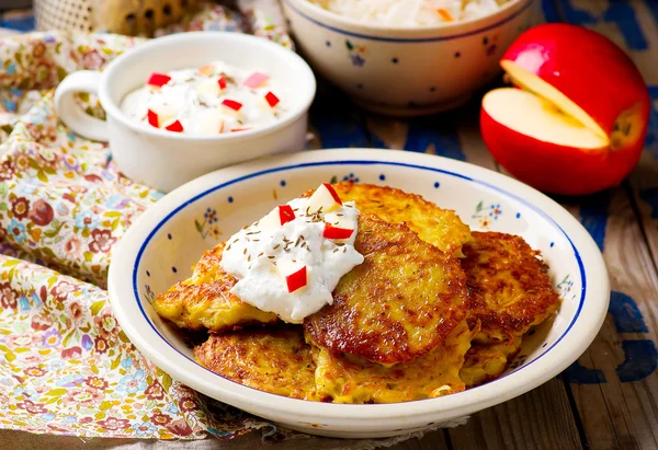 Batatas fritas com queijo cottage — Fotografia de Stock