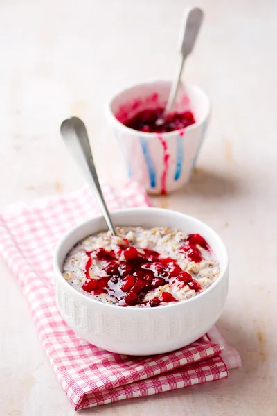 Gröt med tranbärssås — Stockfoto