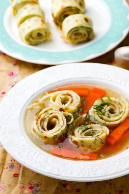 Krep ve beyaz bir tabak içinde havuç suyu.