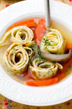 Krep ve beyaz bir tabak içinde havuç suyu.