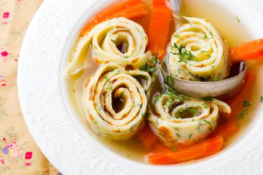 Krep ve beyaz bir tabak içinde havuç suyu.