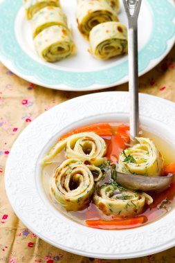 Krep ve beyaz bir tabak içinde havuç suyu.