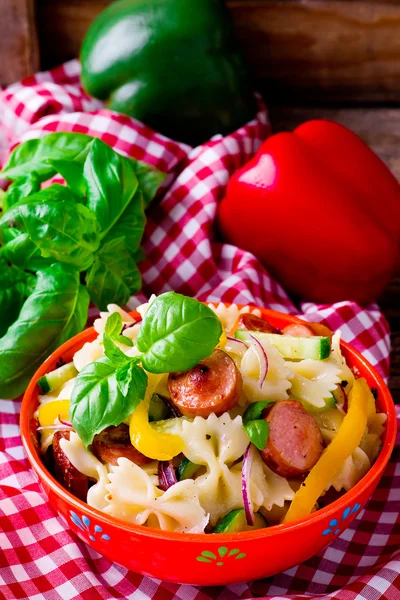 Nudelsalat mit Würstchen und Gemüse. Selektiver Fokus — Stockfoto