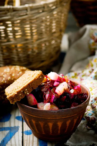 Vinegret, traditionele Russische en de Oekraïense plantaardige salade met suikerbieten. — Stockfoto