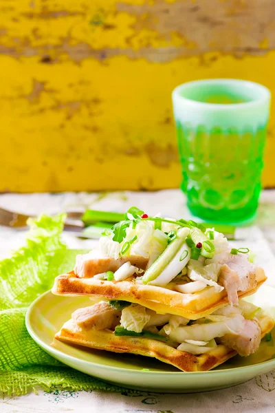 Waffle de queso con pollo y ensalada verde — Foto de Stock