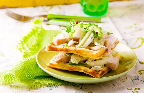 Сырные вафли с курицей и зеленым салатом — стоковое фото