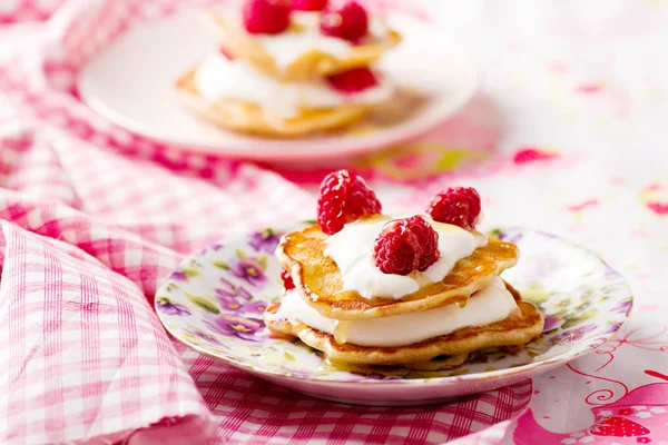 サワークリームとラズベリーのパンケーキ — ストック写真