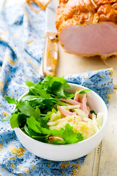 Salat mit gebackenem Schinken — Stockfoto