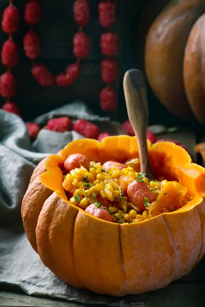 Stufato di zucca con salsicce di salame in tutta la zucca — Foto Stock