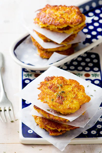 Frittelle di patate con salsicce — Foto Stock