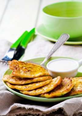 Yeşil plaka üzerinde ekşi kremalı sebze iliği börek. 