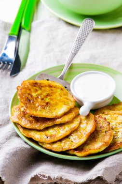 Yeşil plaka üzerinde ekşi kremalı sebze iliği börek. 