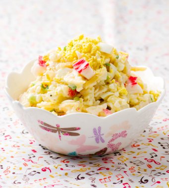 crabsticks ve mayonez salata. seçici odak