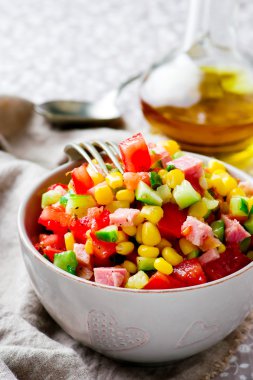  Mısır, jambon ve domates salatası