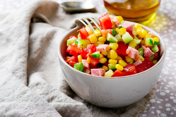 Salada com milho, presunto e tomate — Fotografia de Stock