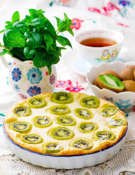 Cottage fromage au four pudding wth kiwi — Photo