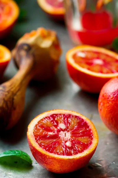 Čerstvé pomeranče krvavé snížit na polovinu na vinobraní kovový zásobník. — Stock fotografie