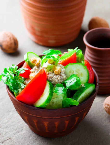 Vegetabiliska valnöt sås sallad. Georgiska köket. — Stockfoto