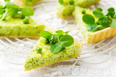 Yeşil bezelye ile sebze tart