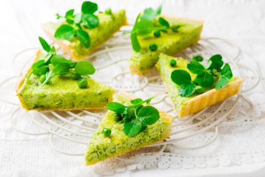 Yeşil bezelye ile sebze tart